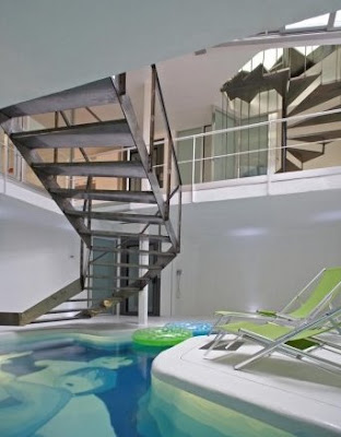 Piscina y escalera