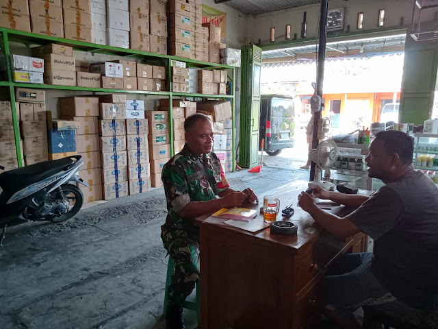 Babinsa Komsos Dengan Pemilik Toko, Pantau Harga Berbagai Bahan Bangunan