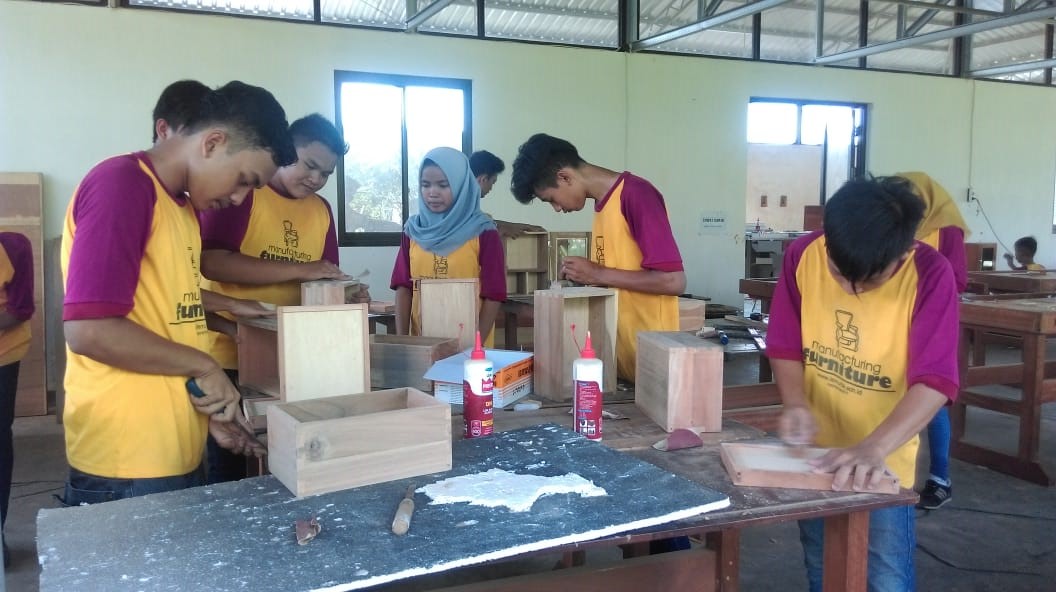 Kegiatan Praktek Siswa Jurusan  Desain  Interior  dan  Teknik  