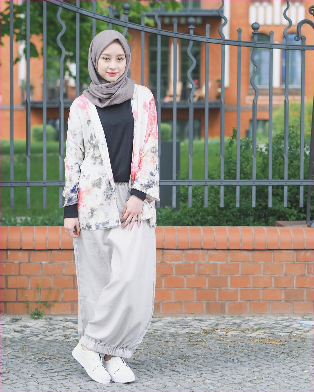  Model Outfit Baju Hijab Casual Untuk Perempuan Gemuk Ala Selebgram  Model Outfit Baju Hijab Casual Untuk Perempuan Gemuk Ala Selebgram 2018