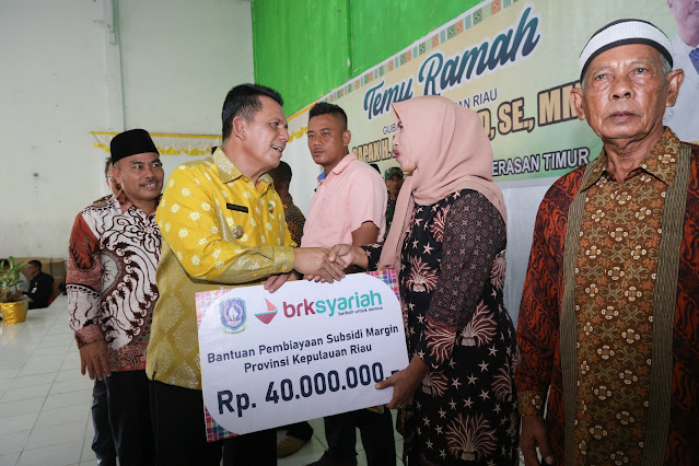 Kunjungi Tiga Kecamatan di Natuna, Gubernur Ansar Serahkan Bantuan Rp15,35 Miliar