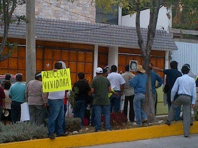 Empleados del ayuntamiento de Naucalpan se manifiestan frente a la casa de la alcaldesa