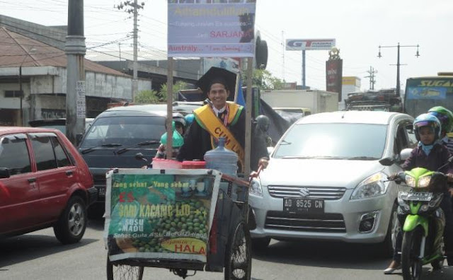 Pedagang Es di Kampus Ini Berhasil Lulus dengan Predikat Cumlaude