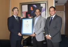 Juventud reconoce al embajador de Taiwán