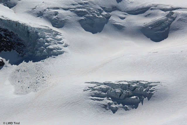 In alta montagna, possibili pericoli sono i crepacci e le rotture di seracchi. Gruppo della Palla Bianca (Foto: 23.03.2022)