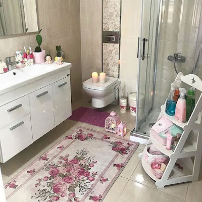 desain kamar mandi kecil warna pink