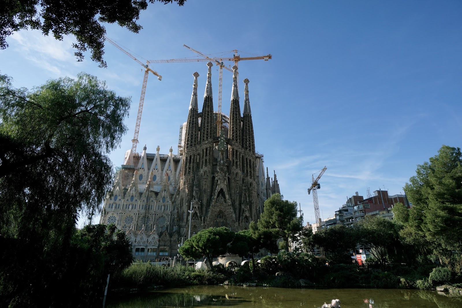 サグラダ・ファミリア　(Sagrada Familia)　ガウディ広場からの眺め