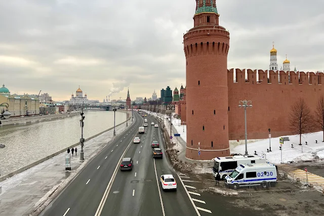 вид с Большого Москворецкого моста, Москва-река, Кремлёвская набережная, Кремль, полиция