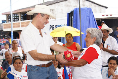 Rodrigo Ávila no cesa el trabajo de calle en busca de votos como agua de mayo