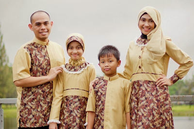 Desain baju lebaran keluarga muslim batik