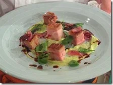Cubi di maiale con crema di broccolo e cipolla arrosto