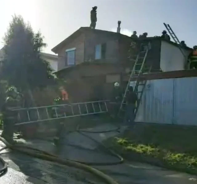2 menores rescatados de incendio en Francke