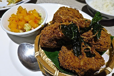 Un-Yang-Kor-Dai, deep fried prawn & scallop cake