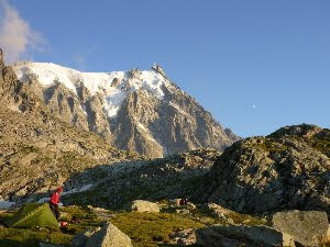 Bivak bij het middenstation, op de achtergrond de Aiguille du Midi