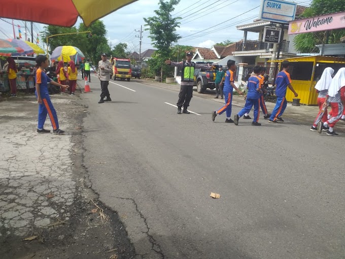 Polsek Siman Melaksanakan Pengamanan Pembukaan Spensasi Spektakuler II 2024 Anniversary 41 SMPN 1 Siman