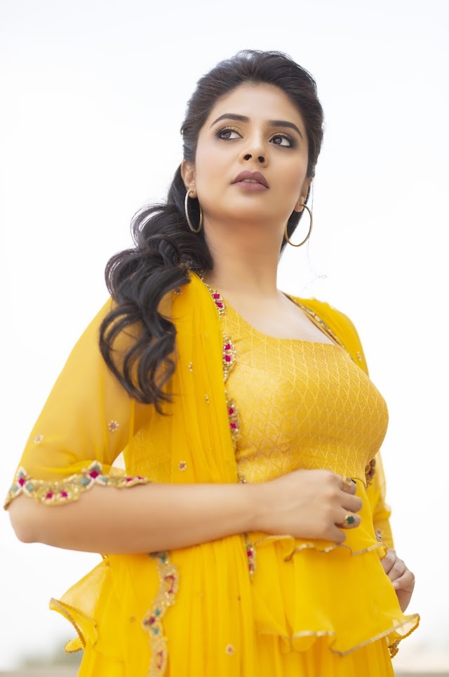 Sreemukhi Looking Sexy in This Yellow