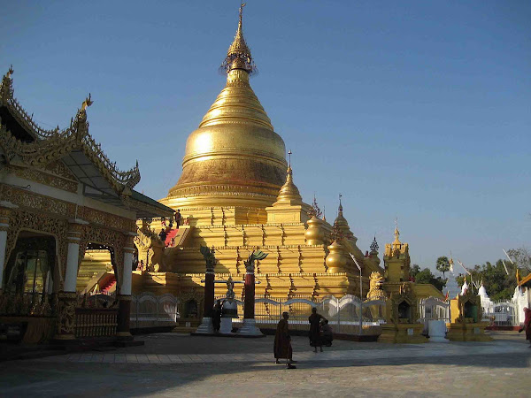 Bild 835A | Mandalays Kuthodaw-Pagode, in der Marmorplatten mit allen Tipitaka-Schriften untergebracht sind, wurde während der Regierungszeit von König Mindon errichtet. | Wagaung bei English Wikipedia / Namensnennung-Weitergabe unter gleichen Bedingungen 3.0 Unported