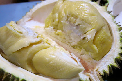 Bukan Untuk Ditiru! Viral Cara Belah Durian Dengan Cara Tak Wajar