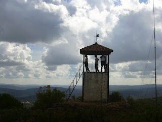 Torre de Vigilancia detrás del Castillo del Névalo