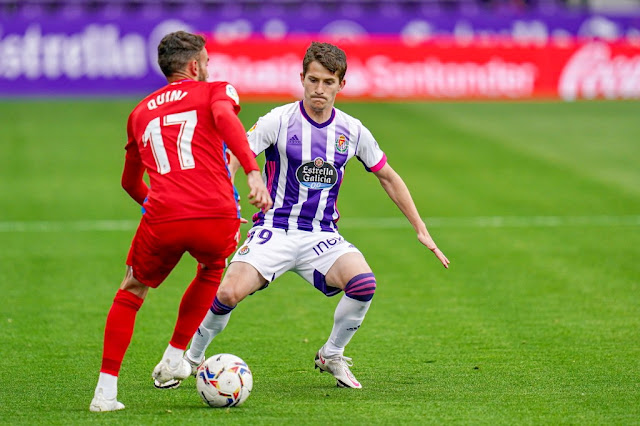 Quini encara a Toni Villa. REAL VALLADOLID C. F. 1 GRANADA C. F. 2. 11/04/2021. Campeonato de Liga de 1ª División, jornada 30. Valladolid, estadio José Zorrilla. GOLES: 1-0: 41’, Orellana. 1-1: 77', Jorge Molina. 1-2: 84', Quini.