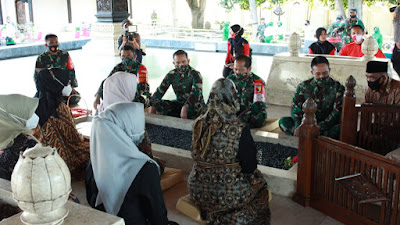 Ziarah ke Makam Bung Karno, KASAD Dan Ketum Persit KCK Didampingi Dandim 0808/Blitar