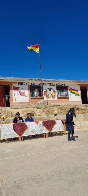 Bildungseinheit von Cuiri Teja Molino Potosí – Bolivien.  Einer meiner vielen Besuche diese Woche mit Schulgottesdiensten und Materialübergabe an die Schüler in den entlegenen Dörfern in den Bergen nördlich von Potosí Bolivien. Ich stellte mich hier zum ersten vor, nachdem ich die Pfarrei Ravelo & Ocuri übernommen habe.