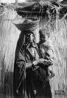 امراة بدوية من منطقة بير السبع جنوب فلسطين عام ١٩٢٠