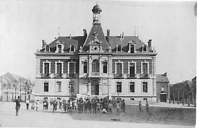 Hôtel de ville en 1877, pratiquement terminé (manquent l’horloge et la cloche) (CANOPE)