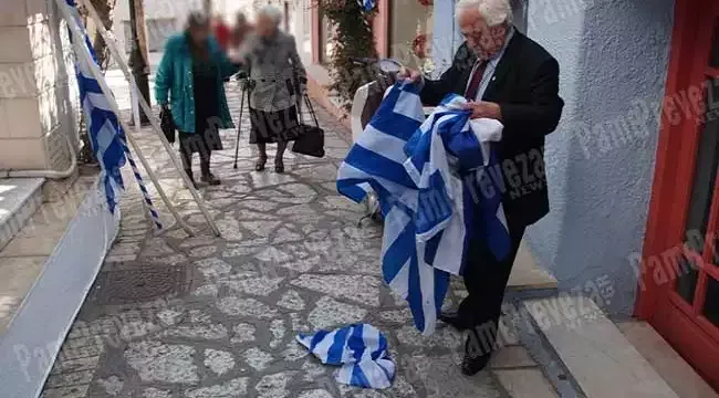 Έσκισαν από τα κοντάρια τις Ελληνικές Σημαίες στο Σαϊτάν Παζάρ στην Πρέβεζα – ΔΕΙΤΕ το βίντεο