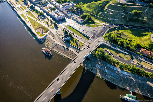 Съезд на мост через реку и часть города - вид сверху