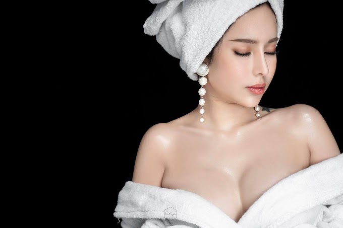 Sensual Lady With Her Towel - Xuan Dieu Le
