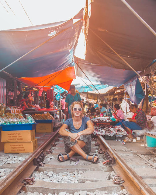 Một tiểu thương tại chợ Maeklong chia sẻ rằng người dân ở đây đã quá quen với việc các đoàn tàu chạy qua mỗi ngày nên dường như không còn ai lo lắng hay bất ngờ nữa. Tuy nhiên, với các du khách chưa chứng kiến điều này bao giờ thì chắc chắn đây là một trải nghiệm cảm giác mạnh rất thú vị.