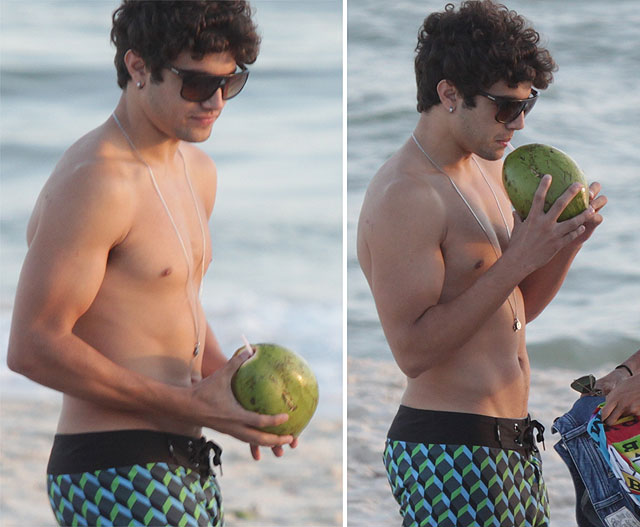 Caio Castro curte praia no Rio