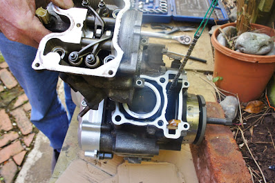 Yamaha YZF R125 top end barrel cylinder piston removal