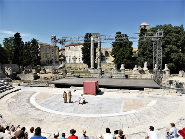 Teatro Romano de Arlés y columnas viudas