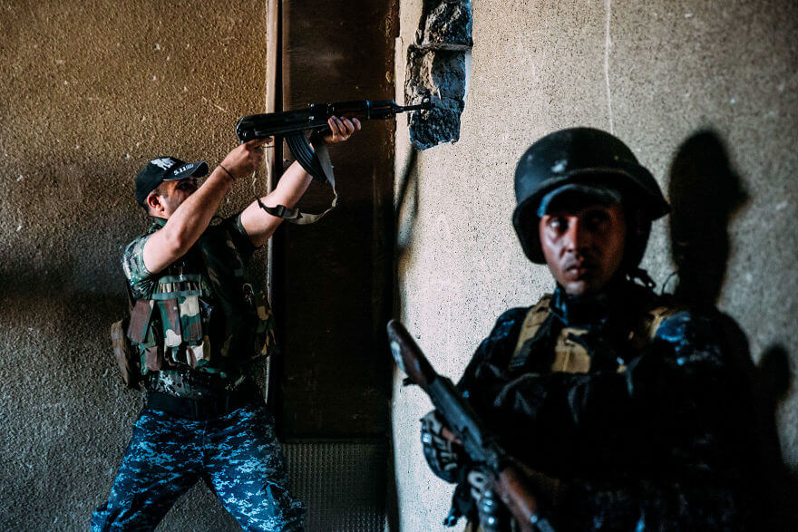 Powerful Heart-Breaking Pictures Of The Battle Of Mosul - Federal Police exchange fire with ISIS across the theater