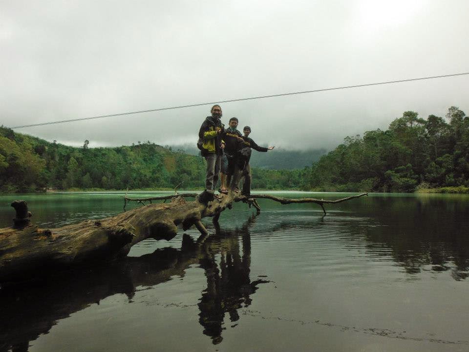 Berfoto di Telaga Warna Dieng