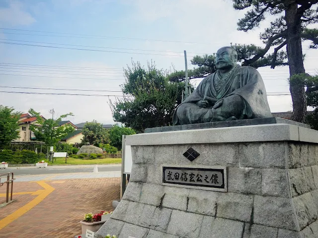 塩山駅前武田信玄像