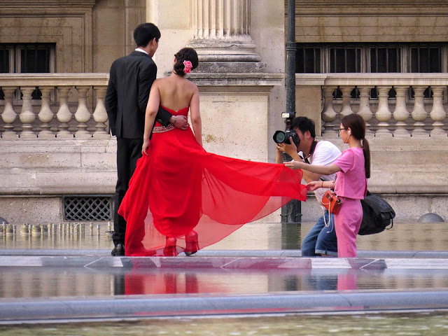 Wedding photographer at work, Napoleon Courtyard, Palais du Louvre, Louvre Palace, Paris