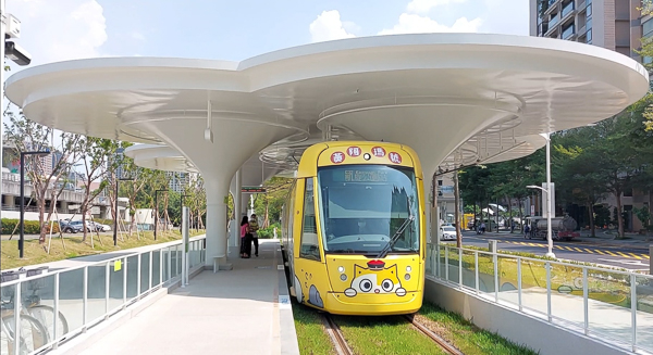 高雄輕軌美術館站「龍貓隧道」被譽為最美輕軌段，試營運免費搭乘