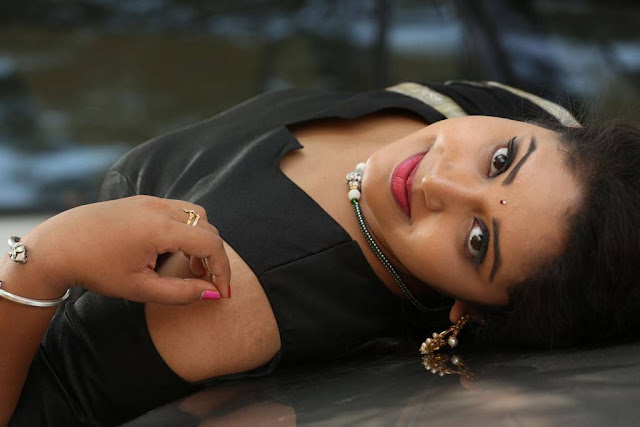 Himanshi telugu actress navel images 