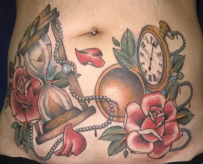 tatuaje en el abdomen para mujeres