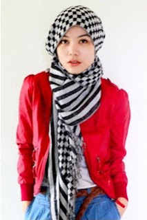 Contoh Padu Padan Baju Warna Merah Dengan Jilbab