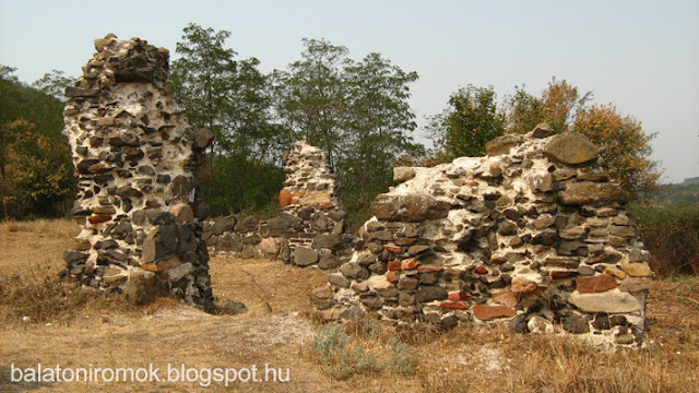 Kisfalud templomromjának képe a szentély irányából fotózva, leomlott falmaradványokkal