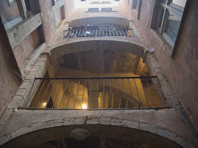 jiemve, le temps d'une pose, Lyon, traboule, traboules, cours d'immeuble, façades, escaliers