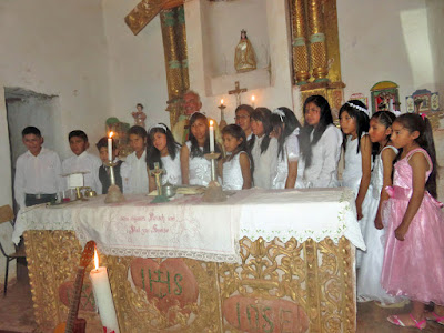 Gruppenbild mit den Kommunionkindern in Mojinete Bolivien