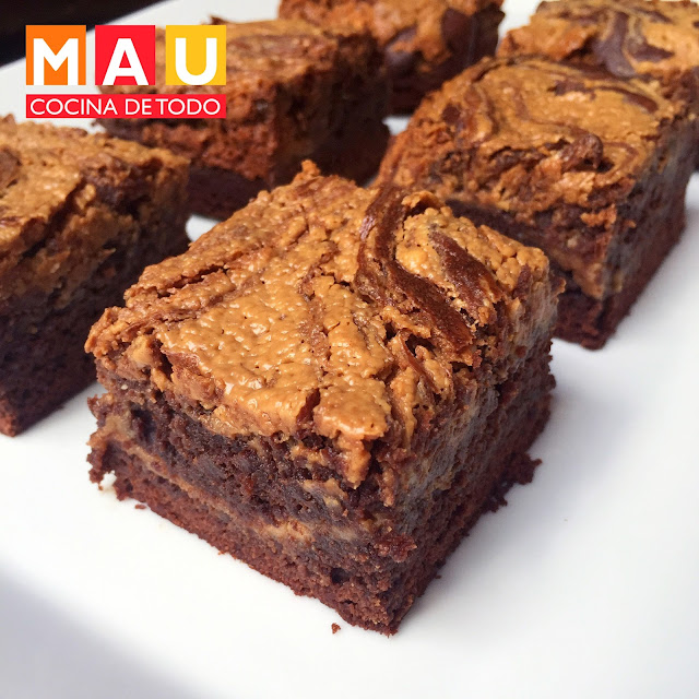 deliciosos brownies de chocolate y crema de cacahuate