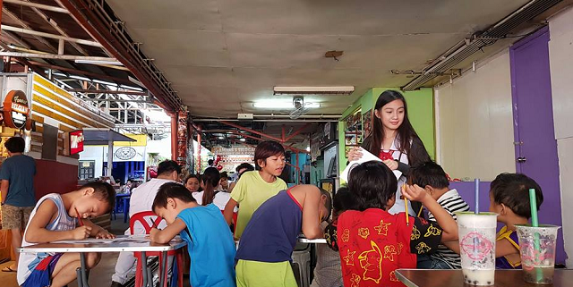 Isang estudyanteng bukas palad na nagtuturo sa mga Street Children