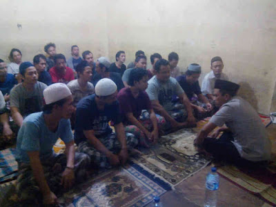 Khoiri Pimpin Sholat Dzhuhur Berjamaah Bersama Napi di Polsek Cengkareng