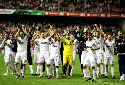 Real MADRID squad celebrating the title 2011-2012 Liga Champions on the field